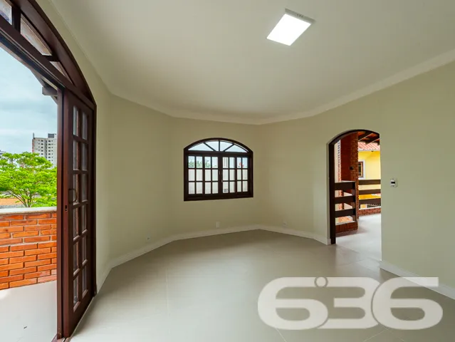 VENDE-SE CASA ESTILO GERMĂNICO COM JARDIM EXUBERAN