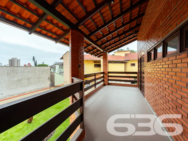 VENDE-SE CASA ESTILO GERMĂNICO COM JARDIM EXUBERAN