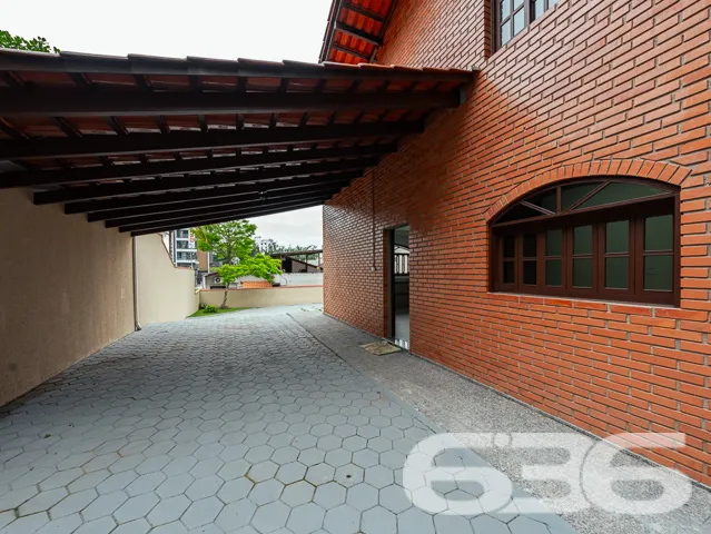 VENDE-SE CASA ESTILO GERMĂNICO COM JARDIM EXUBERAN