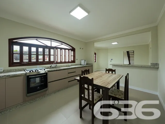 VENDE-SE CASA ESTILO GERMĂNICO COM JARDIM EXUBERAN