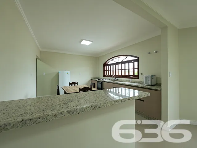 VENDE-SE CASA ESTILO GERMĂNICO COM JARDIM EXUBERAN