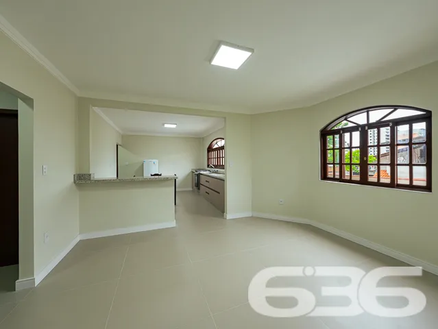 VENDE-SE CASA ESTILO GERMĂNICO COM JARDIM EXUBERAN