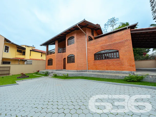 VENDE-SE CASA ESTILO GERMĂNICO COM JARDIM EXUBERAN