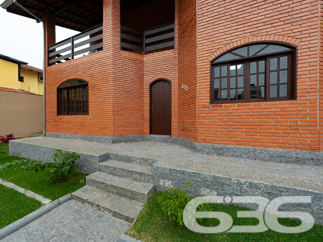VENDE-SE CASA ESTILO GERMĂNICO COM JARDIM EXUBERAN