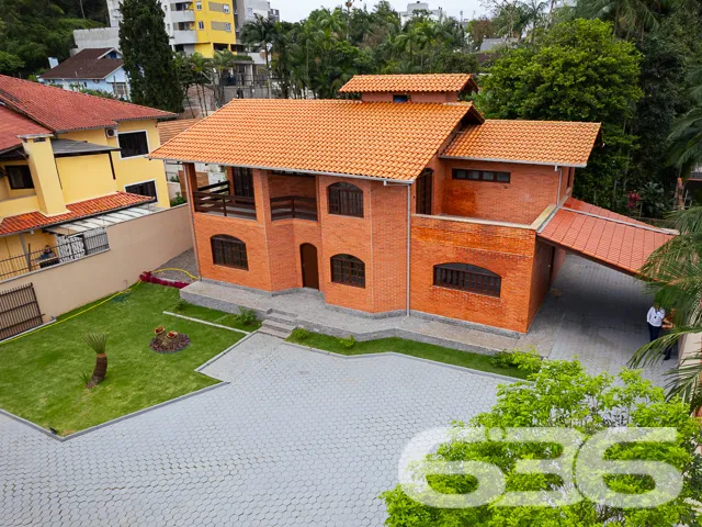 VENDE-SE CASA ESTILO GERMĂNICO COM JARDIM EXUBERAN