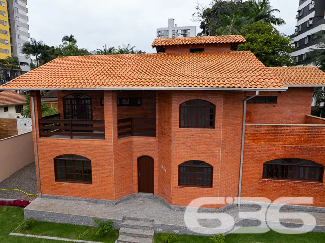 VENDE-SE CASA ESTILO GERMĂNICO COM JARDIM EXUBERAN