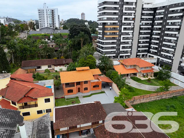 VENDE-SE CASA ESTILO GERMĂNICO COM JARDIM EXUBERAN