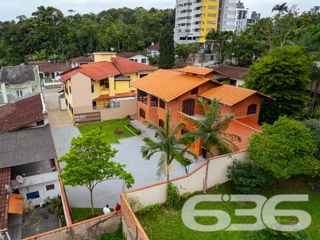 VENDE-SE CASA ESTILO GERMĂNICO COM JARDIM EXUBERAN