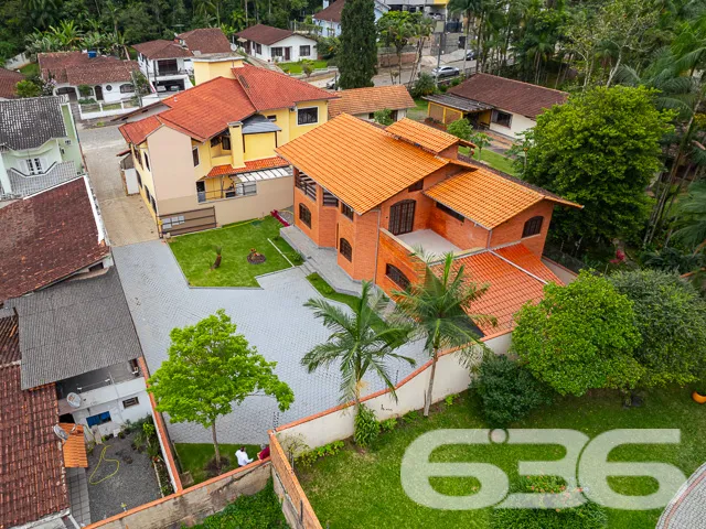 VENDE-SE CASA ESTILO GERMĂNICO COM JARDIM EXUBERAN