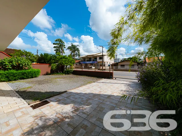 VENDE-SE SOBRADO COM SUĂTE MASTER + 4 DORMITĂRIOS