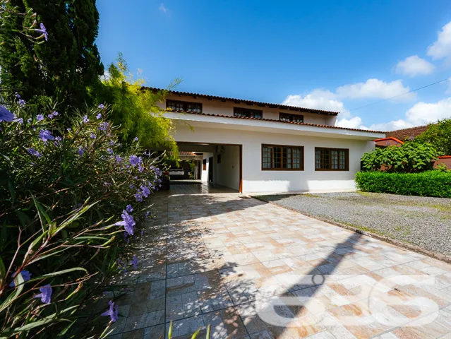 VENDE-SE SOBRADO COM SUĂTE MASTER + 4 DORMITĂRIOS