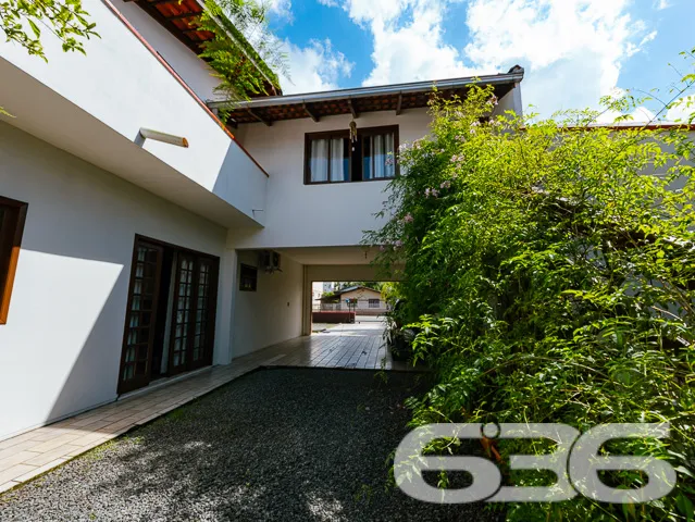 VENDE-SE SOBRADO COM SUĂTE MASTER + 4 DORMITĂRIOS