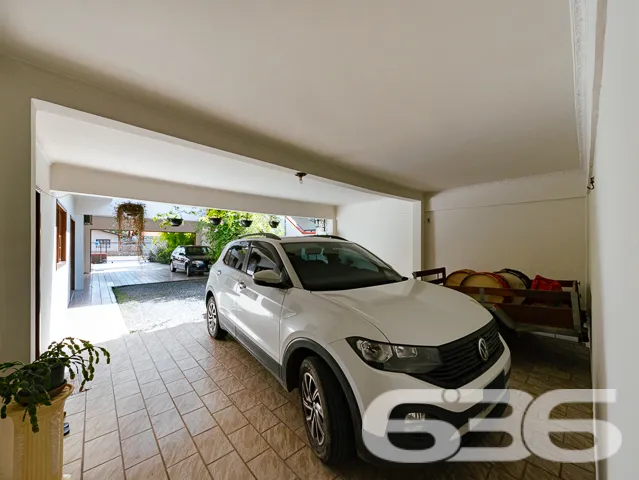 VENDE-SE SOBRADO COM SUĂTE MASTER + 4 DORMITĂRIOS