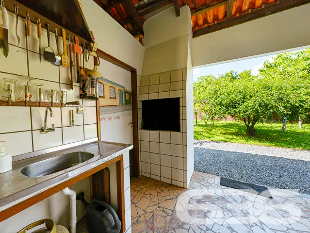 VENDE-SE SOBRADO COM SUĂTE MASTER + 4 DORMITĂRIOS