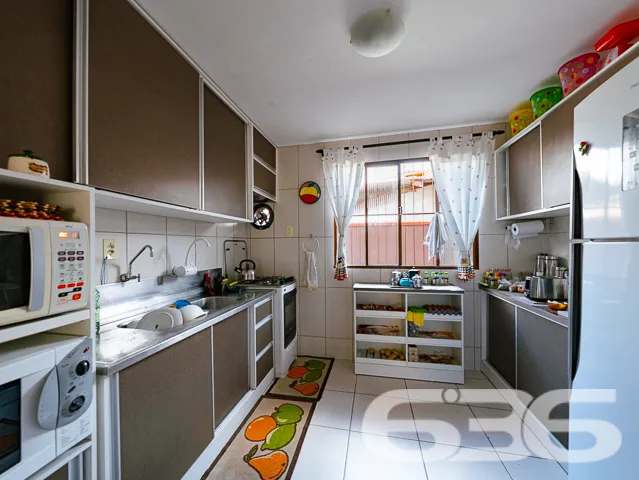 VENDE-SE SOBRADO COM SUĂTE MASTER + 4 DORMITĂRIOS