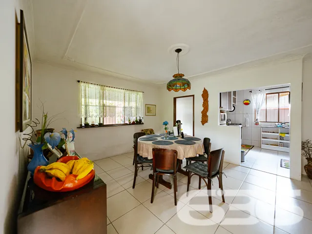 VENDE-SE SOBRADO COM SUĂTE MASTER + 4 DORMITĂRIOS