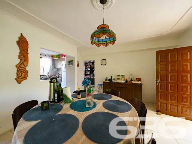 VENDE-SE SOBRADO COM SUĂTE MASTER + 4 DORMITĂRIOS