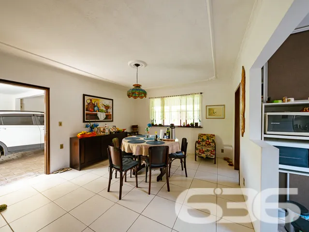 VENDE-SE SOBRADO COM SUĂTE MASTER + 4 DORMITĂRIOS