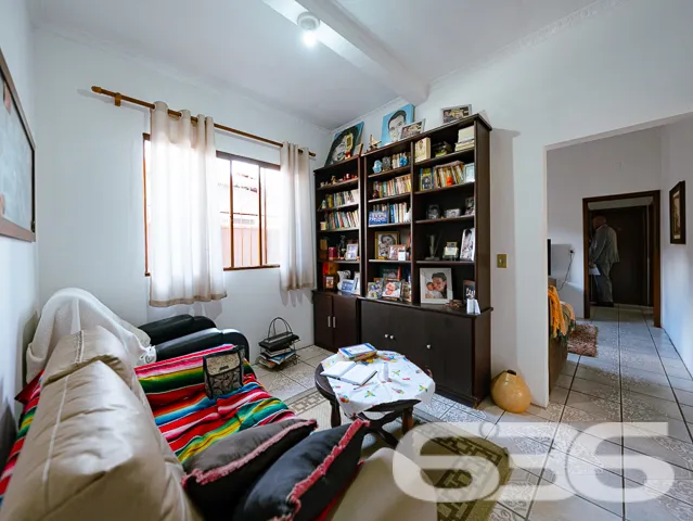 VENDE-SE SOBRADO COM SUĂTE MASTER + 4 DORMITĂRIOS