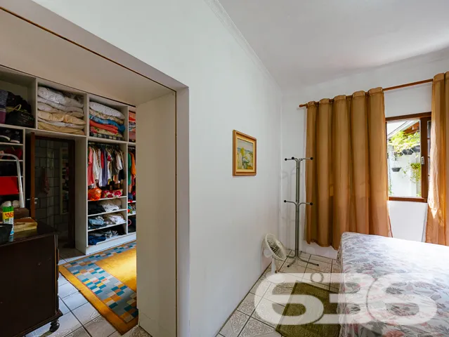 VENDE-SE SOBRADO COM SUĂTE MASTER + 4 DORMITĂRIOS