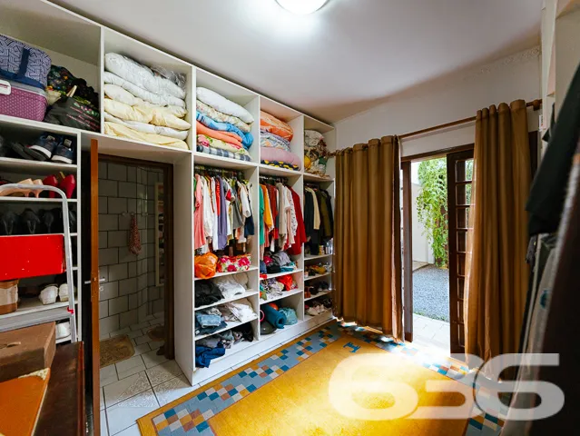 VENDE-SE SOBRADO COM SUĂTE MASTER + 4 DORMITĂRIOS