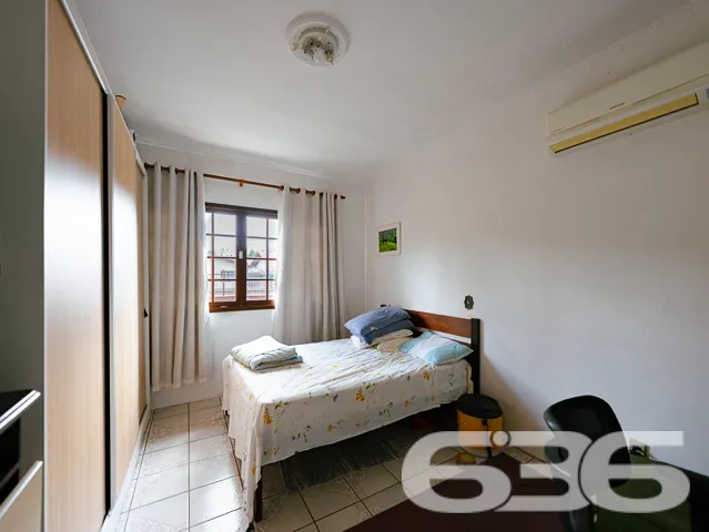 VENDE-SE SOBRADO COM SUĂTE MASTER + 4 DORMITĂRIOS