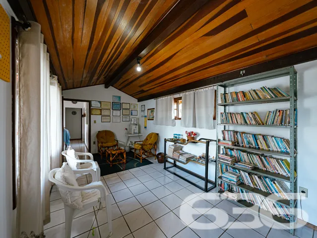 VENDE-SE SOBRADO COM SUĂTE MASTER + 4 DORMITĂRIOS