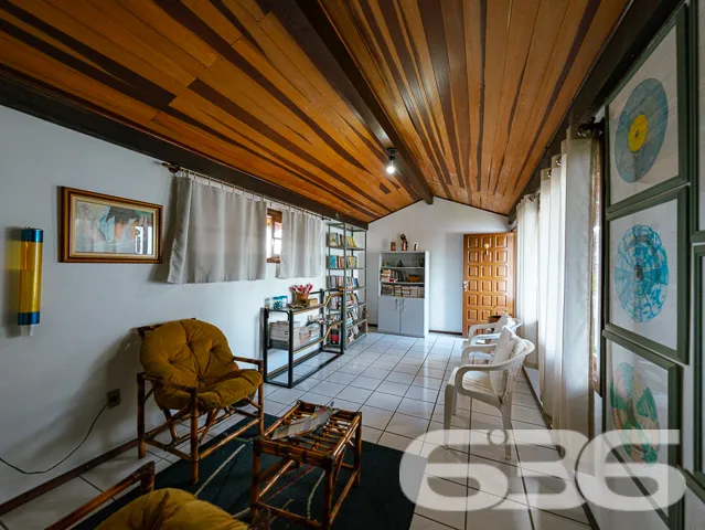 VENDE-SE SOBRADO COM SUĂTE MASTER + 4 DORMITĂRIOS