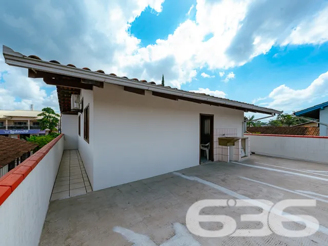 VENDE-SE SOBRADO COM SUĂTE MASTER + 4 DORMITĂRIOS