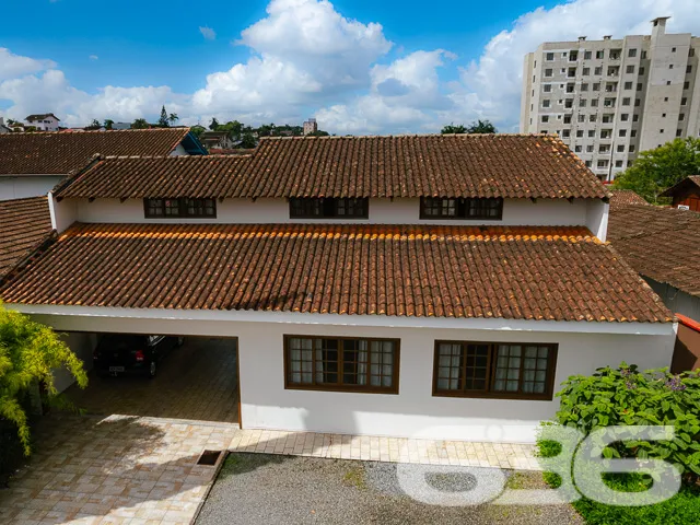 VENDE-SE SOBRADO COM SUĂTE MASTER + 4 DORMITĂRIOS