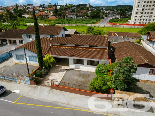 VENDE-SE SOBRADO COM SUĂTE MASTER + 4 DORMITĂRIOS