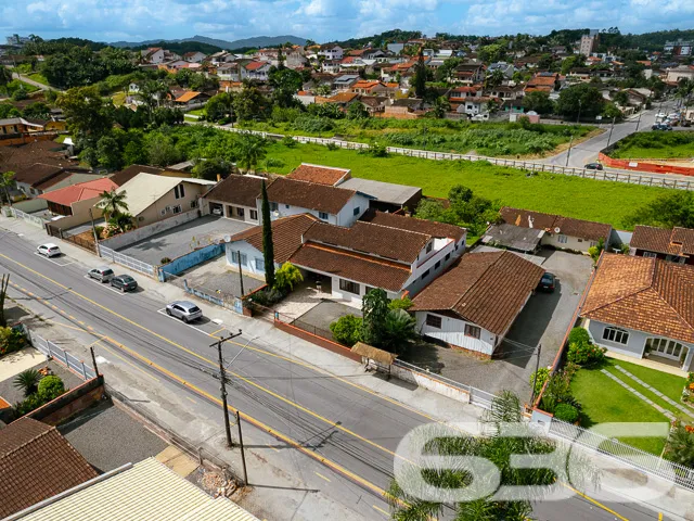 VENDE-SE SOBRADO COM SUĂTE MASTER + 4 DORMITĂRIOS