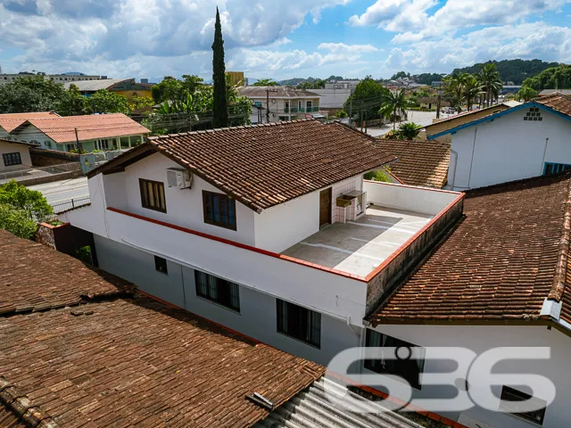 VENDE-SE SOBRADO COM SUĂTE MASTER + 4 DORMITĂRIOS