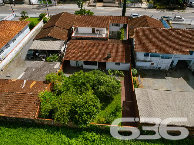 VENDE-SE SOBRADO COM SUĂTE MASTER + 4 DORMITĂRIOS