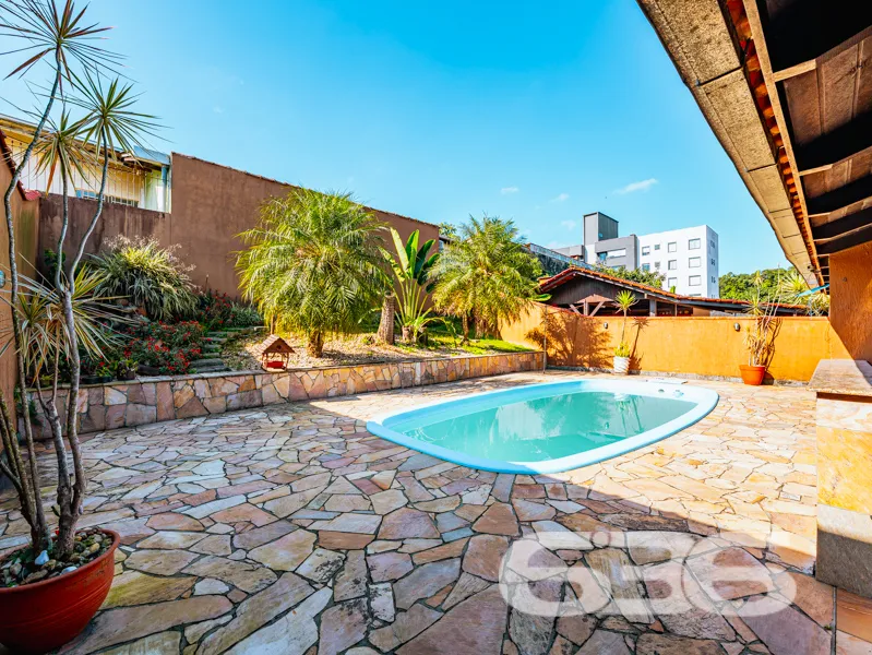 CASA GRANDE COM TERRENO 502m² COM 4 QUARTOS SENDO