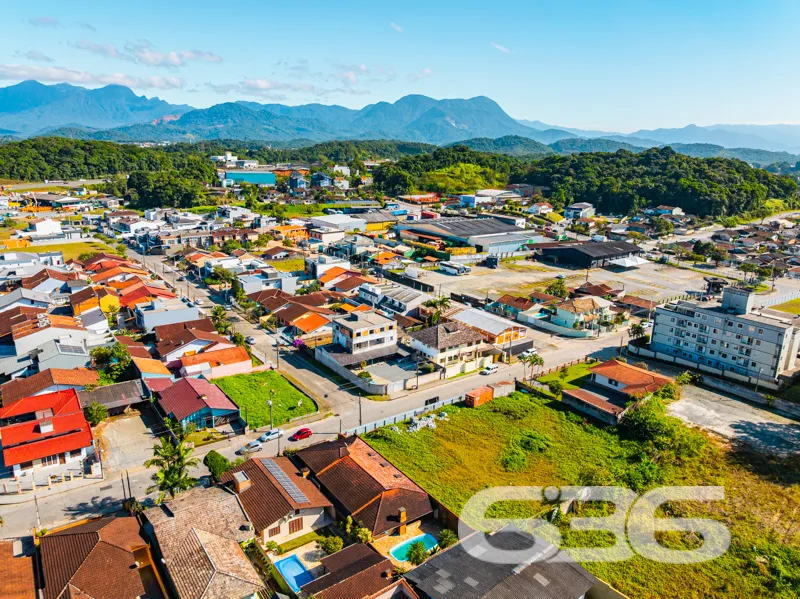CASA GRANDE COM TERRENO 502m² COM 4 QUARTOS SENDO