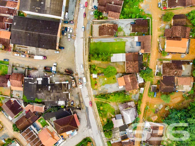 VENDE-SE TERRENO AMPLO E PRONTO PARA CONSTRUIR NO 