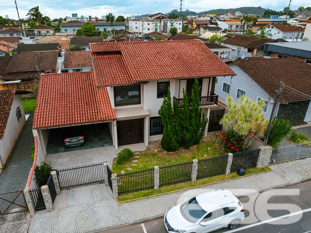 BELÍSSIMO SOBRADO COM SUÍTE MASTER + 3 QUARTOS NO