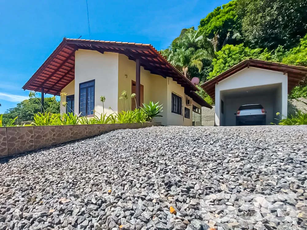 OPORTUNIDADE DE CASA COM AMPLO TERRENO PARA VOCÊ