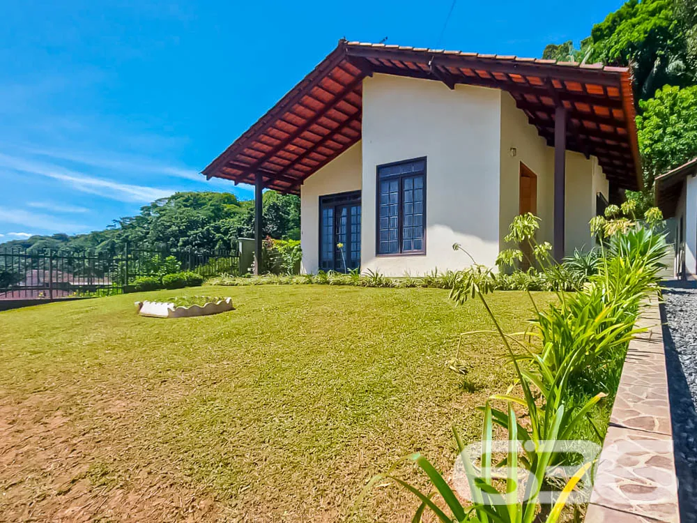 OPORTUNIDADE DE CASA COM AMPLO TERRENO PARA VOCÊ