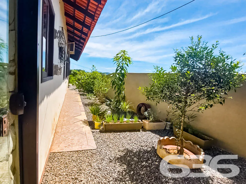 OPORTUNIDADE DE CASA COM AMPLO TERRENO PARA VOCÊ