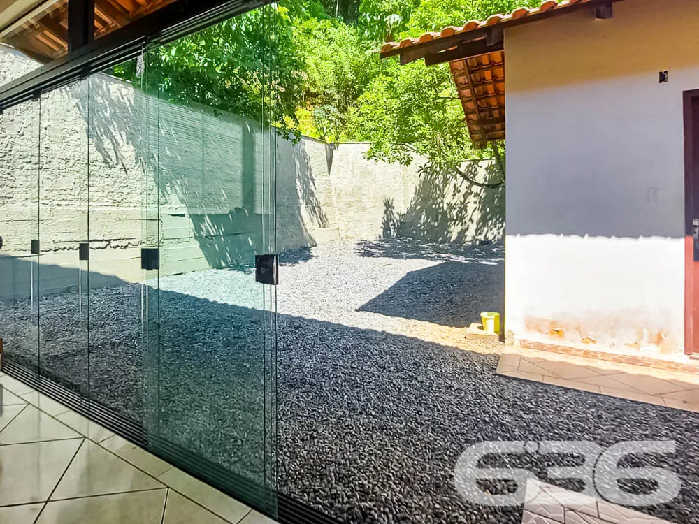 OPORTUNIDADE DE CASA COM AMPLO TERRENO PARA VOCÊ