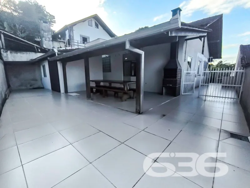 Oportunidade no Iririú: Casa térrea em terreno amp