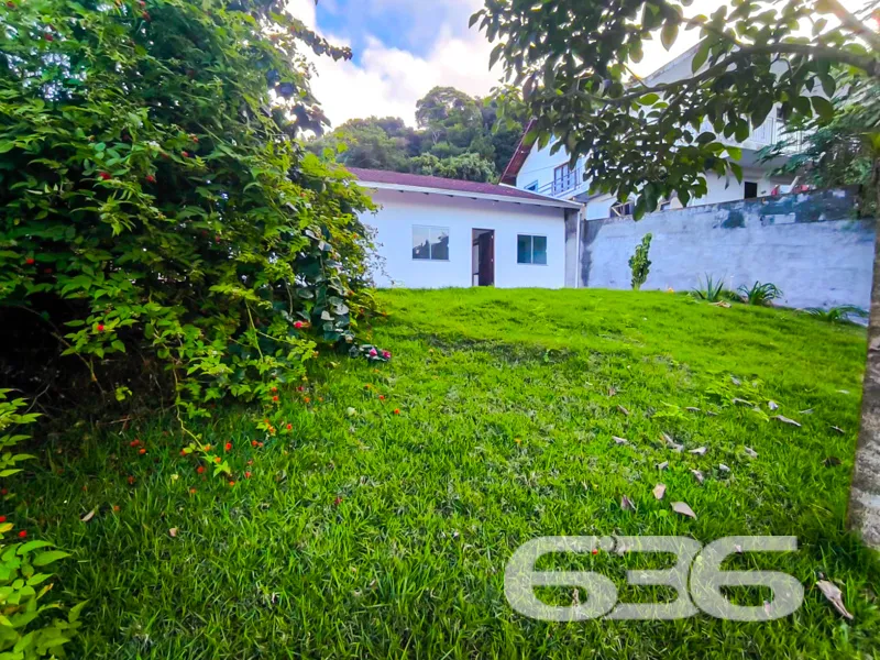 Oportunidade no Iririú: Casa térrea em terreno amp