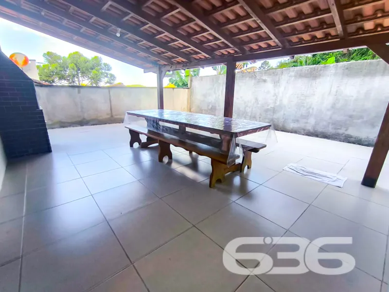 Oportunidade no Iririú: Casa térrea em terreno amp