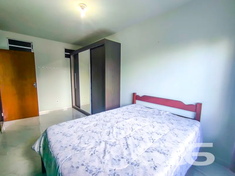 Oportunidade no Iririú: Casa térrea em terreno amp