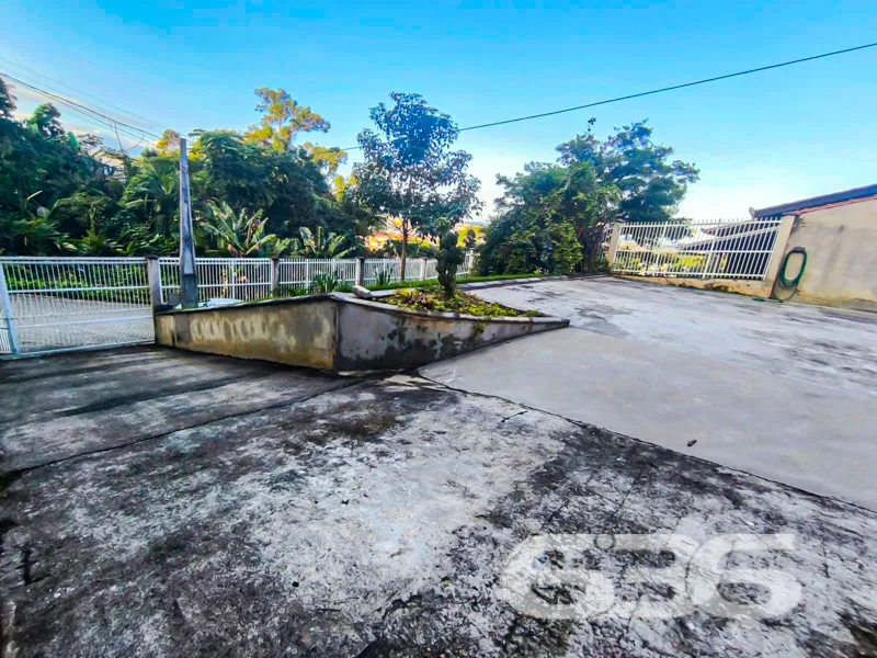 Oportunidade no Iririú: Casa térrea em terreno amp