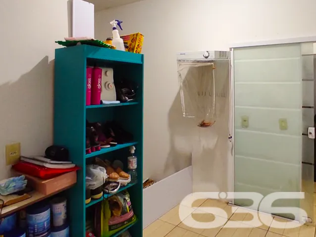 RESIDÊNCIA COM SUÍTE + 2 QUARTOS BEM LOCALIZADA NO