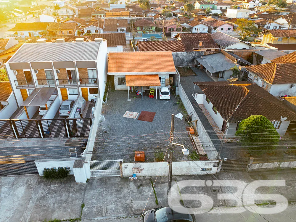 RESIDÊNCIA COM SUÍTE + 2 QUARTOS BEM LOCALIZADA NO