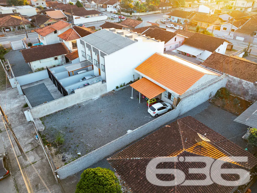 RESIDÊNCIA COM SUÍTE + 2 QUARTOS BEM LOCALIZADA NO